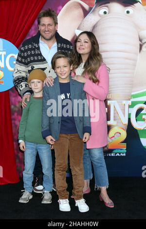 Curtis Stone, Lindsay Price, Curtis Stone, Lindsay Price, Emerson Spencer,Hudson Stone à la première Sing 2 au Théâtre grec le 12 décembre 2021 à Los Angeles, CA (photo par Katrina Jordan/Sipa USA) Banque D'Images