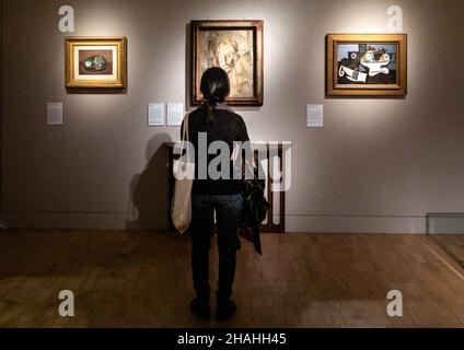 Une vietnamienne regarde trois tableaux de Pablo Picasso au Fitzwilliam Museum à Cambridge, au Royaume-Uni. Banque D'Images