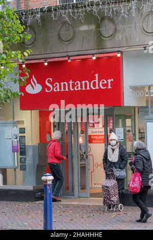 Les gens à l'extérieur d'une banque de Santander sur Eastbourne High Street (Terminus Road).Les masques faciaux sont désormais obligatoires à l'intérieur dans les magasins et les espaces publics. Banque D'Images