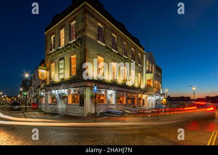 Le Spice Island Inn illuminé la nuit, Old Portsmouth. Banque D'Images