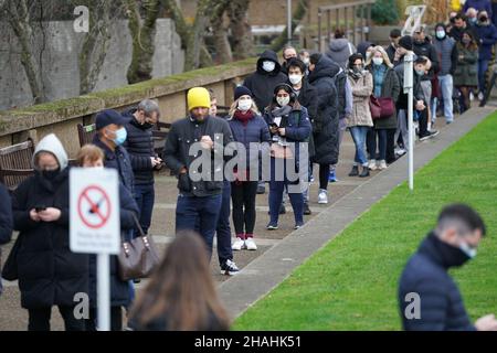 Des gens font la queue pour des coups de rappel à l'hôpital St Thomas de Londres.Tous les plus de 18 ans en Angleterre se verront offrir des jabs de rappel de cette semaine, a déclaré le Premier ministre Boris Johnson dimanche soir, comme il a déclaré une 'urgence Omicron'.Date de la photo: Lundi 13 décembre 2021. Banque D'Images