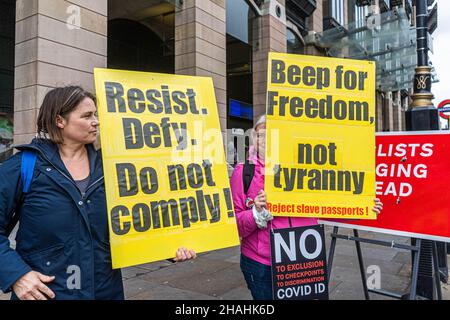 WESTMINSTER LONDRES, ROYAUME-UNI.13 décembre 2021.Les manifestants tiennent des panneaux devant le Parlement contre le passeport vaccinal le jour où de grandes files d'attente se forment dans les centres de vaccination des environs de Londres.Le gouvernement britannique a annoncé qu'il accélérait son programme de rappel Covid-19 en raison de préoccupations au sujet de la variante Omicron et d'offrir à chaque adulte un jab de rappel avant la fin de l'année.Credit: amer ghazzal / Alamy Live News Banque D'Images