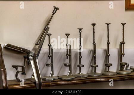 Saint-Chamond, France.Kader Zennaf recueille des objets en aluminium dans la maison de sa mère.Il a commencé au faire à un âge précoce.Enfant, on lui a donné une petite tasse de café en aluminium, le métal français. Banque D'Images