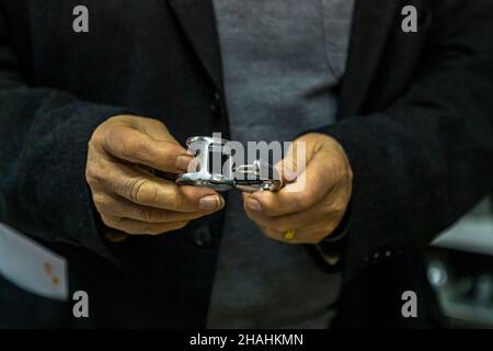 Saint-Chamond, France.Kader Zennaf recueille des objets en aluminium dans la maison de sa mère.Il a commencé au faire à un âge précoce.Enfant, on lui a donné une petite tasse de café en aluminium, le métal français. Banque D'Images