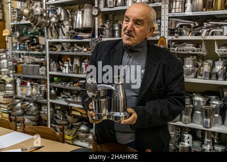 Saint-Chamond, France.Kader Zennaf recueille des objets en aluminium dans la maison de sa mère.Il a commencé au faire à un âge précoce.Enfant, on lui a donné une petite tasse de café en aluminium, le métal français. Banque D'Images