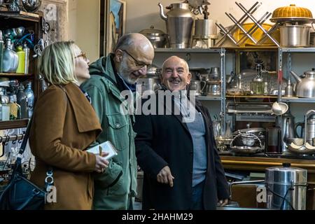 Saint-Chamond, France.Kader Zennaf recueille des objets en aluminium dans la maison de sa mère.Il a commencé au faire à un âge précoce.Enfant, on lui a donné une petite tasse de café en aluminium, le métal français. Banque D'Images