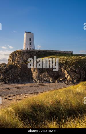 Phare de TWR Mawr en hiver sur l'île de Llanddwyn sur l'île d'Anglesey, au nord du pays de Galles Banque D'Images
