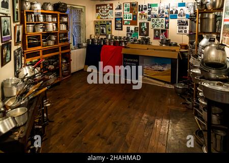 Saint-Chamond, France.Kader Zennaf recueille des objets en aluminium dans la maison de sa mère.Il a commencé au faire à un âge précoce.Enfant, on lui a donné une petite tasse de café en aluminium, le métal français. Banque D'Images