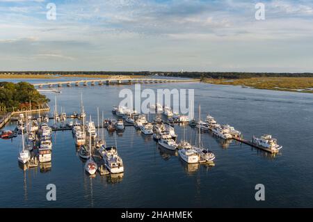 Vue aérienne basse de la marina et du pont à Beaufort, Caroline du Sud Banque D'Images