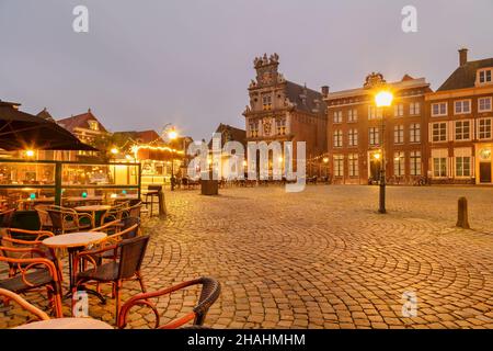 Coucher de soleil sur la place du centre-ville de Roode Steen avec décoration de noël dans la ville hollandaise de Hoorn, aux pays-Bas Banque D'Images