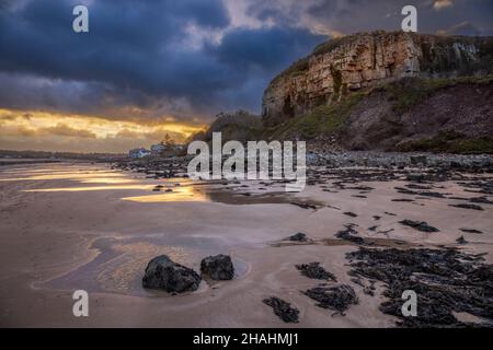 Vue de Castell Mawr Rock sur Red Wharf Bay à marée basse en hiver, Anglesey, au nord du pays de Galles Banque D'Images