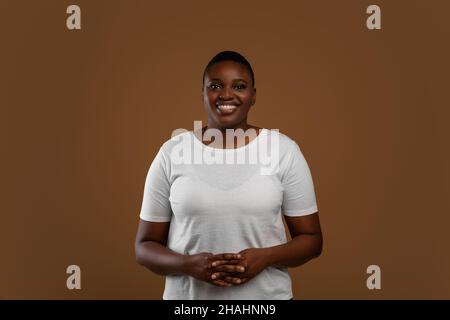 Portrait d'une jeune femme noire chubby décontractée Banque D'Images