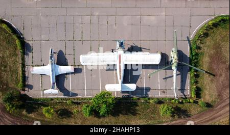 Avion et hélicoptère de l'ancien bloc soviétique garés dans la zone d'exposition dans un musée en plein air.Avions militaires abandonnés.Photo vue drone.Kharkov, Ukraine - au Banque D'Images