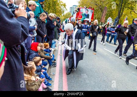 13 novembre 2021, Londres, Royaume-Uni - Lord Mayor's Show, homme saluant les enfants assis sur le trottoir, regardant la parade Banque D'Images