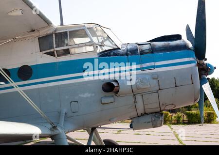 Ancien avion soviétique biplan Antonov AN-2 stationné dans la zone d'exposition dans un musée en plein air. Banque D'Images
