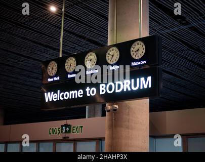 Les horloges de l'aéroport affichent l'heure dans différents fuseaux horaires.Tableau de bienvenue à l'aéroport de bodrum.Hall des arrivées à Bodrum.Bodrum, Turquie - 3 septembre 2 Banque D'Images