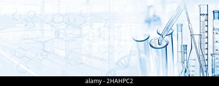 Scène en laboratoire avec pipette, tube à essai, microscope, ADN et formules avec espace de copie Banque D'Images