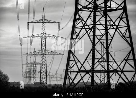 Ligne électrique monochrome contre ciel gris près de Francfort-sur-le-main Banque D'Images