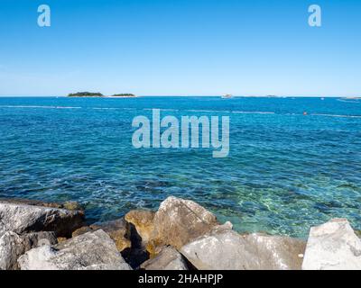 Pierres sur la plage de Vrsar en Istrie Croatie Banque D'Images