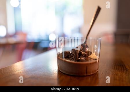 Gros plan de glace au chocolat dans un café Banque D'Images