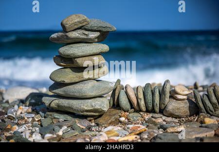 Pile de pierres et surf sur Kasrto Beach, Sifnos. Banque D'Images