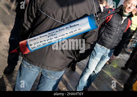 Salzbourg, Autriche.12th décembre 2021.Connectez-vous sous forme de seringue : « Mueckstein & Hammer vous avez ouvert la boîte de pandora ».Le 12 décembre 2021, environ 4500 personnes ont participé à une manifestation contre toutes les mesures Covid-19 telles que les masques obligatoires ou la vaccination obligatoire à Salzbourg, en Autriche.Les parties MFG et FPOe ont organisé la manifestation.(Photo par Alexander Pohl/Sipa USA) crédit: SIPA USA/Alay Live News Banque D'Images