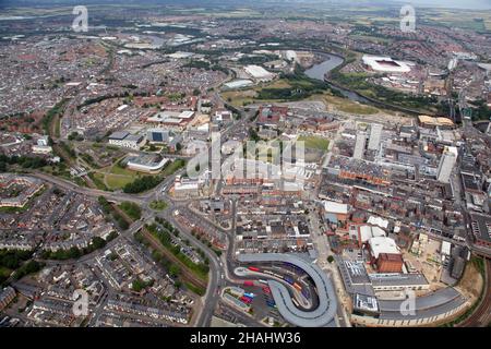 Vue aérienne de Sunderland, depuis le centre-ville avec la gare de Park Lane qui regarde vers le nord avec la rivière Wear et le stade de lumière au loin Banque D'Images