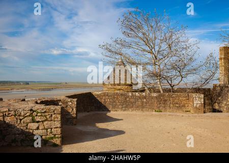 Promenade le long des murs, Mont Saint Michel, Bretagne, France.Le Mont-Saint-Michel est l'un des sites les plus inoubliables d'Europe. Banque D'Images