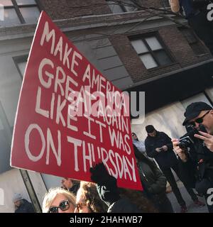 2017 Women's March, New York, janvier 21.Le signe fait référence au jeudi 19 janvier, la veille de l'investiture présidentielle de Donald Trump. Banque D'Images