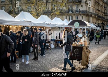 Marché aux puces au-dessus de Pont Luis Phillipe, Paris, France Banque D'Images