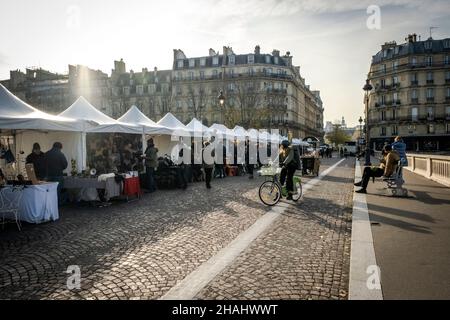 Marché aux puces au-dessus de Pont Luis Phillipe, Paris, France Banque D'Images