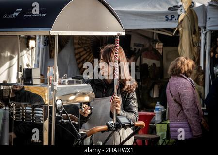 Marché aux puces au-dessus de Pont Luis Phillipe, Paris, France Banque D'Images