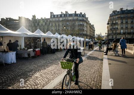 Marché aux puces au-dessus de Pont Luis Phillipe, Paris, France Banque D'Images