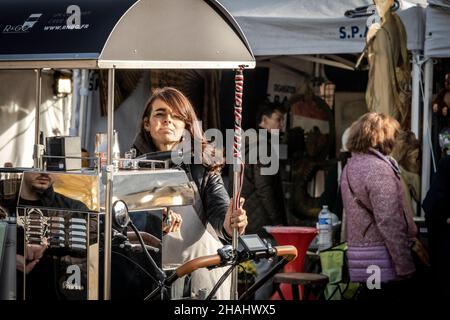 Marché aux puces au-dessus de Pont Luis Phillipe, Paris, France Banque D'Images