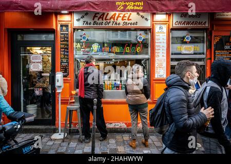 Les personnes à la fenêtre d'un restaurant à emporter populaire Fallafel sur la rue des Rosiers dans le quartier juif du Marais.Paris, France Banque D'Images