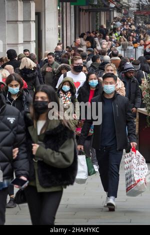 Les amateurs de shopping sont vus sur Regents Street à Londres Banque D'Images