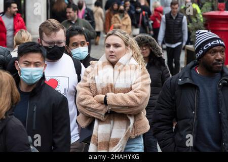 Les amateurs de shopping sont vus sur Regents Street à Londres Banque D'Images