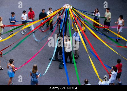 Danse autour du Maypole à Brooklyn Heights Brooklyn, New York Banque D'Images