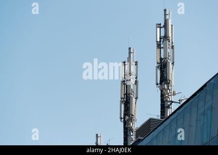 Moderne Funkmasten auf einem Gebäude für den schnellen Mobilfunkverkehr LTE und G5 Banque D'Images