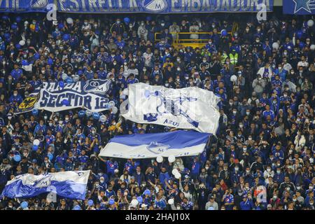 Bogota, Colombie.9th décembre 2021.Les fans de Millonarios soutiennent leur équipe dans le match contre Deportivo Tolima au stade Nemesio Camacho El Campin à Bogota, Colombie, le 9 décembre 2021.(Credit image: © Daniel Garzon Herazo/ZUMA Press Wire) Banque D'Images