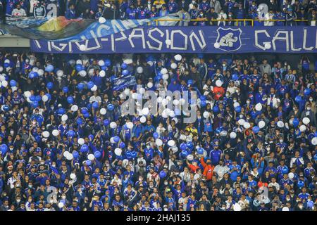 Bogota, Colombie.9th décembre 2021.Les fans de Millonarios soutiennent leur équipe dans le match contre Deportivo Tolima au stade Nemesio Camacho El Campin à Bogota, Colombie, le 9 décembre 2021.(Credit image: © Daniel Garzon Herazo/ZUMA Press Wire) Banque D'Images