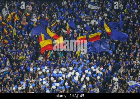 Bogota, Colombie.9th décembre 2021.Les fans de Millonarios soutiennent leur équipe dans le match contre Deportivo Tolima au stade Nemesio Camacho El Campin à Bogota, Colombie, le 9 décembre 2021.(Credit image: © Daniel Garzon Herazo/ZUMA Press Wire) Banque D'Images