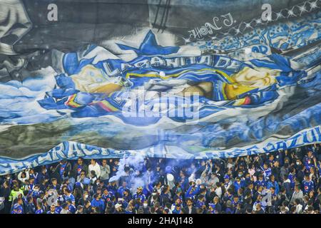 Bogota, Colombie.9th décembre 2021.Les fans de Millonarios soutiennent leur équipe dans le match contre Deportivo Tolima au stade Nemesio Camacho El Campin à Bogota, Colombie, le 9 décembre 2021.(Credit image: © Daniel Garzon Herazo/ZUMA Press Wire) Banque D'Images