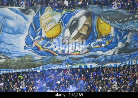 Bogota, Colombie.9th décembre 2021.Les fans de Millonarios soutiennent leur équipe dans le match contre Deportivo Tolima au stade Nemesio Camacho El Campin à Bogota, Colombie, le 9 décembre 2021.(Credit image: © Daniel Garzon Herazo/ZUMA Press Wire) Banque D'Images