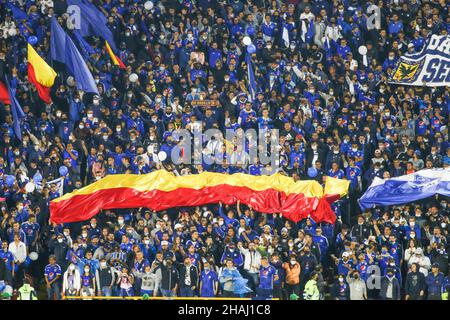 Bogota, Colombie.9th décembre 2021.Les fans de Millonarios soutiennent leur équipe dans le match contre Deportivo Tolima au stade Nemesio Camacho El Campin à Bogota, Colombie, le 9 décembre 2021.(Credit image: © Daniel Garzon Herazo/ZUMA Press Wire) Banque D'Images