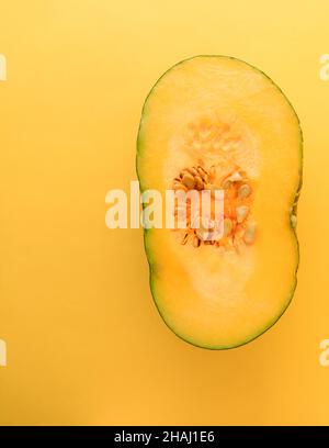 tranche de citrouille isolée sur fond jaune, avec espace de copie Banque D'Images