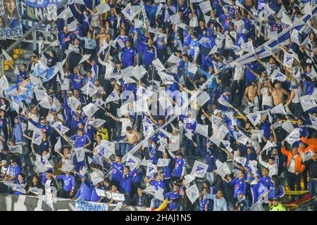 Bogota, Colombie.9th décembre 2021.Les fans de Millonarios soutiennent leur équipe dans le match contre Deportivo Tolima au stade Nemesio Camacho El Campin à Bogota, Colombie, le 9 décembre 2021.(Credit image: © Daniel Garzon Herazo/ZUMA Press Wire) Banque D'Images