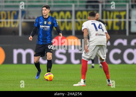 Milan, Italie.12th décembre 2021.Alessandro Bastoni (95) d'Inter vu pendant la série Un match entre Inter et Cagliari à Giuseppe Meazza à Milan.(Crédit photo : Gonzales photo/Alamy Live News Banque D'Images