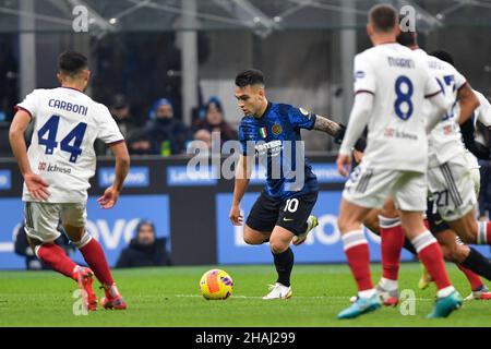 Milan, Italie.12th décembre 2021.Lautaro Martinez (10) d'Inter vu pendant la série Un match entre Inter et Cagliari à Giuseppe Meazza à Milan.(Crédit photo : Gonzales photo/Alamy Live News Banque D'Images