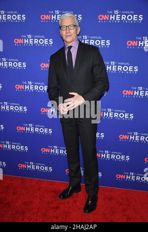 Anderson Cooper participe à l'édition 15th de CNN Heroes: All-Star Tribute au American Museum of Natural History le 12 décembre 2021 à New York. Banque D'Images